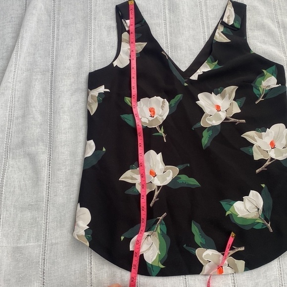 Banana Republic Magnolia print deep V sleeveless blouse. - Picture 4 of 12